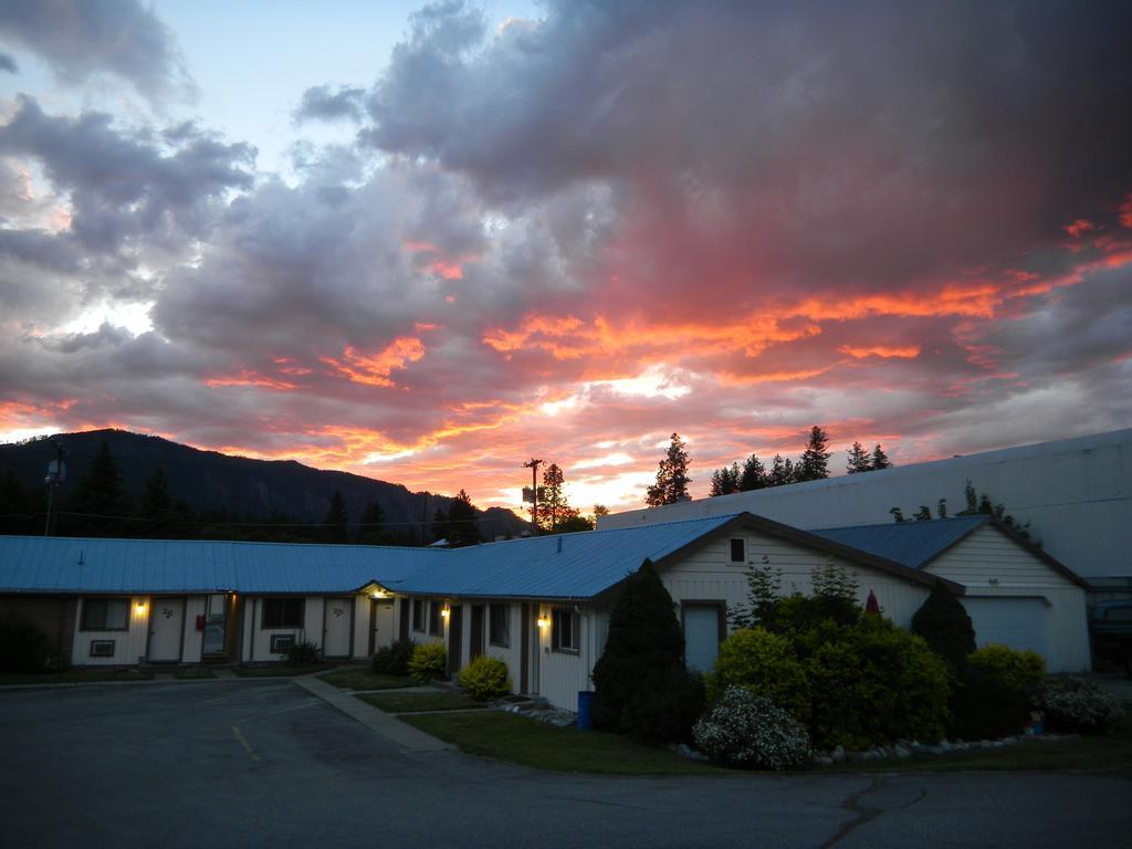 Falls Motel Thompson Falls Екстер'єр фото
