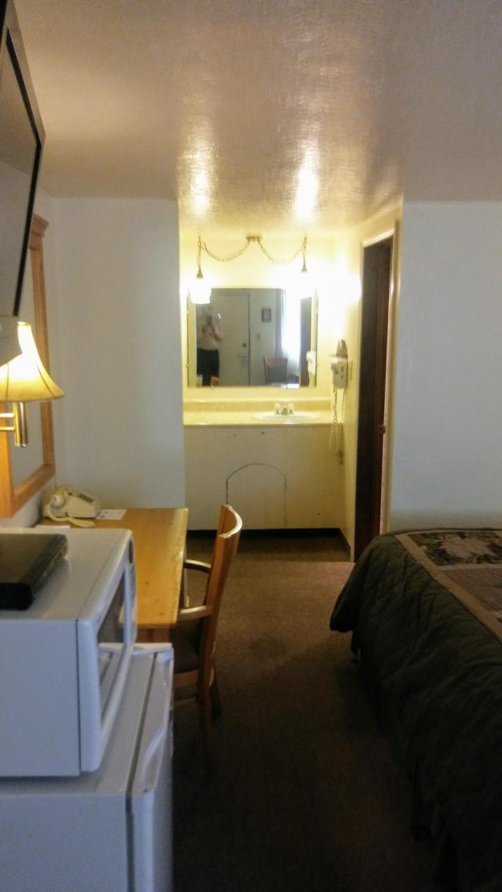 Falls Motel Thompson Falls Екстер'єр фото